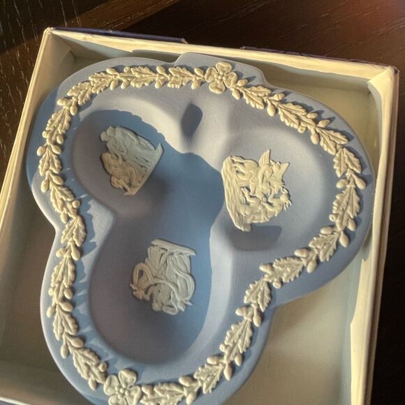 Wedgwood Blue Jasper Vintage Clover Shaped Trinket Dish in Original Box - Picture 11 of 14